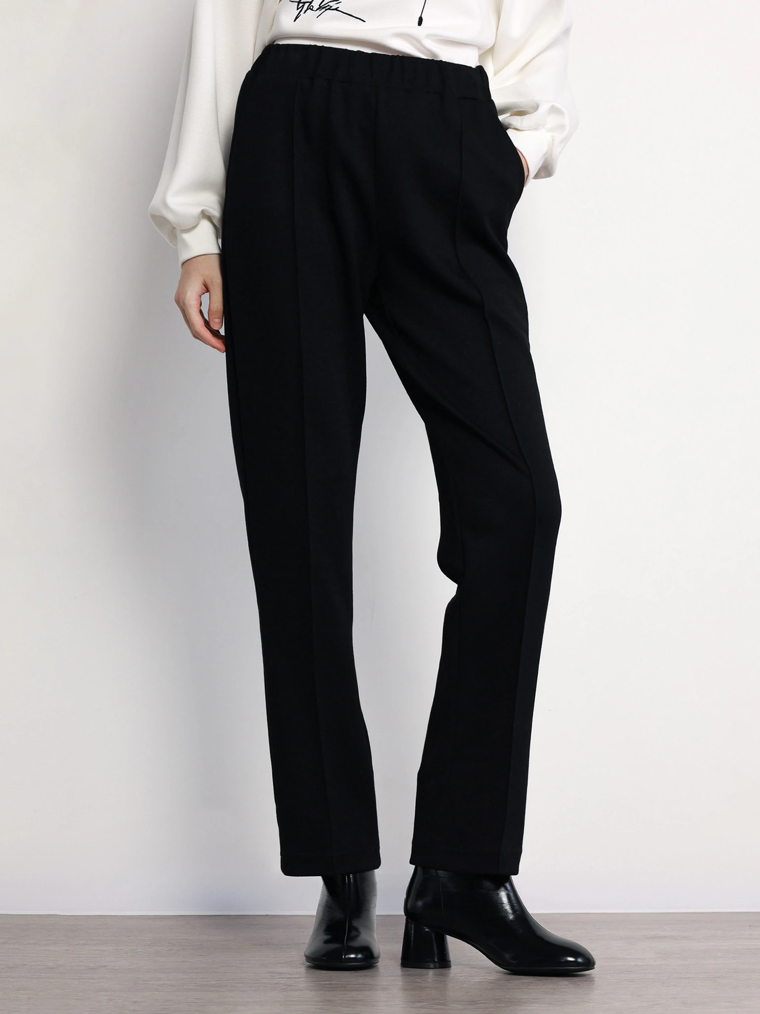 Брюки трикотажные черного цвета с эластичным поясом